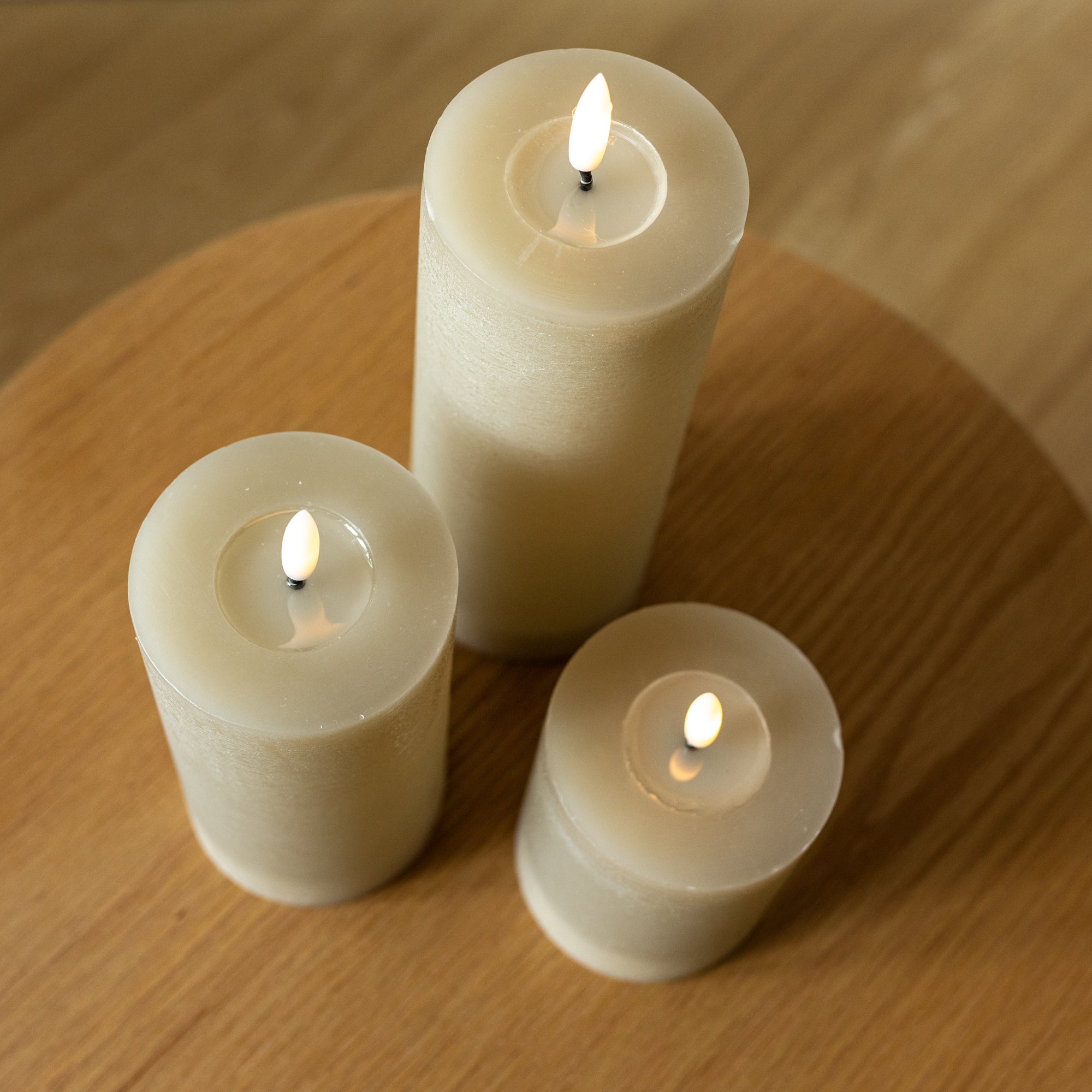 Sia LED pillar candle rechargeable. Ø 7.5 X 10 cm Sand – LED-nordic.com